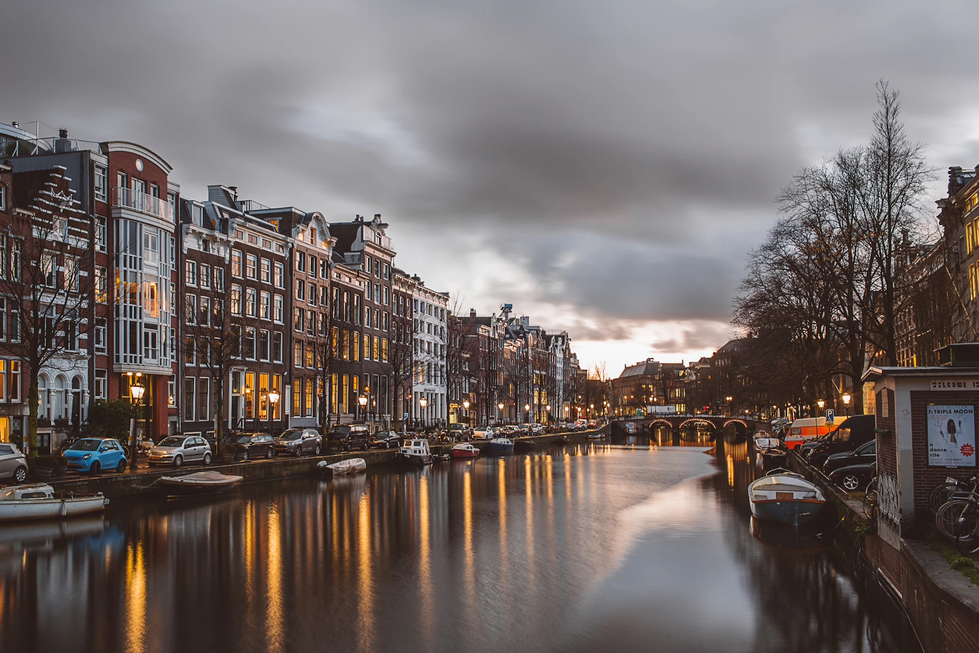 Kanał w centrum Amsterdamu o zmierzchu