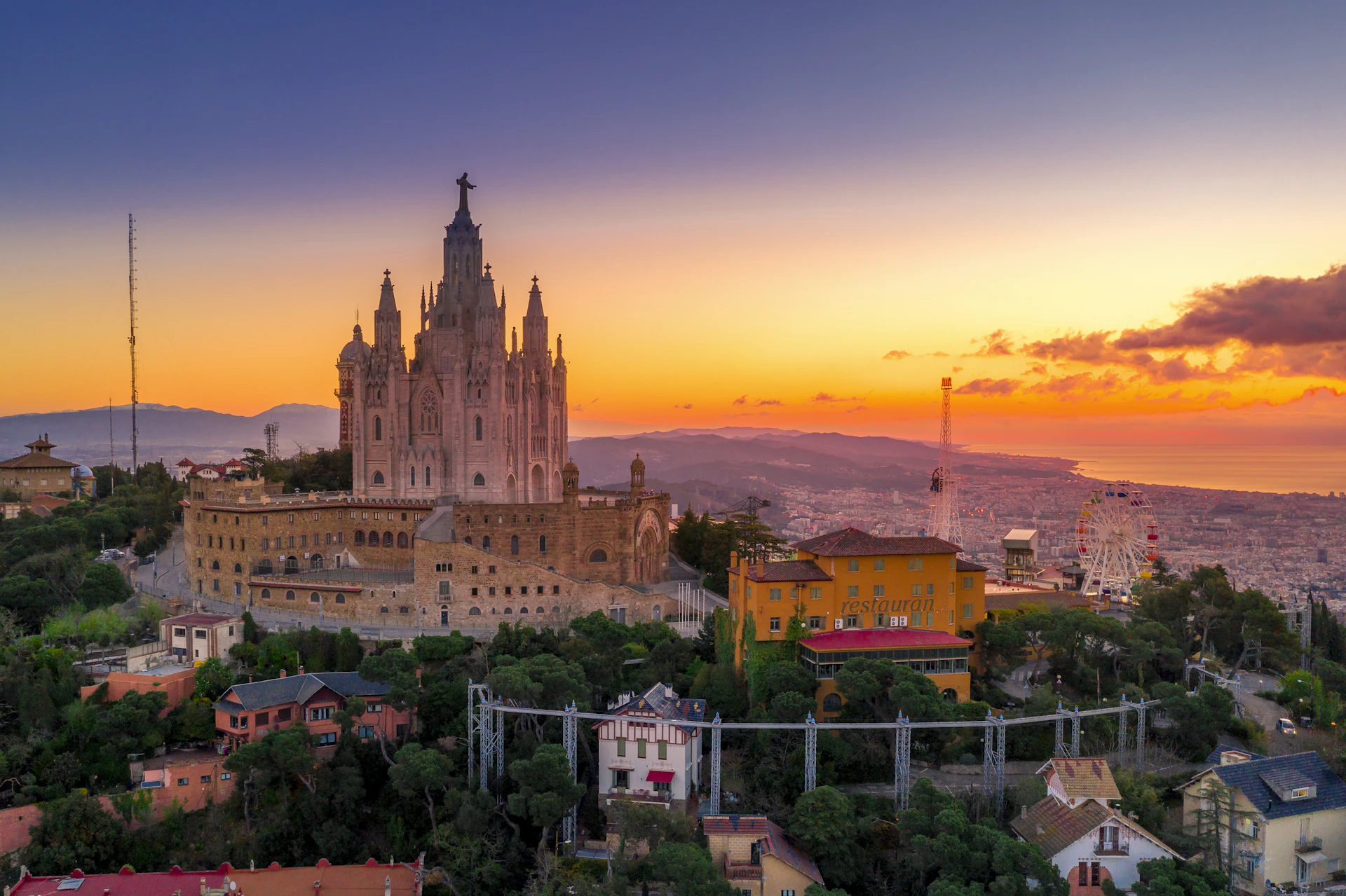 Panorama Barcelony z Sagradą Familią o zachodzie słońca