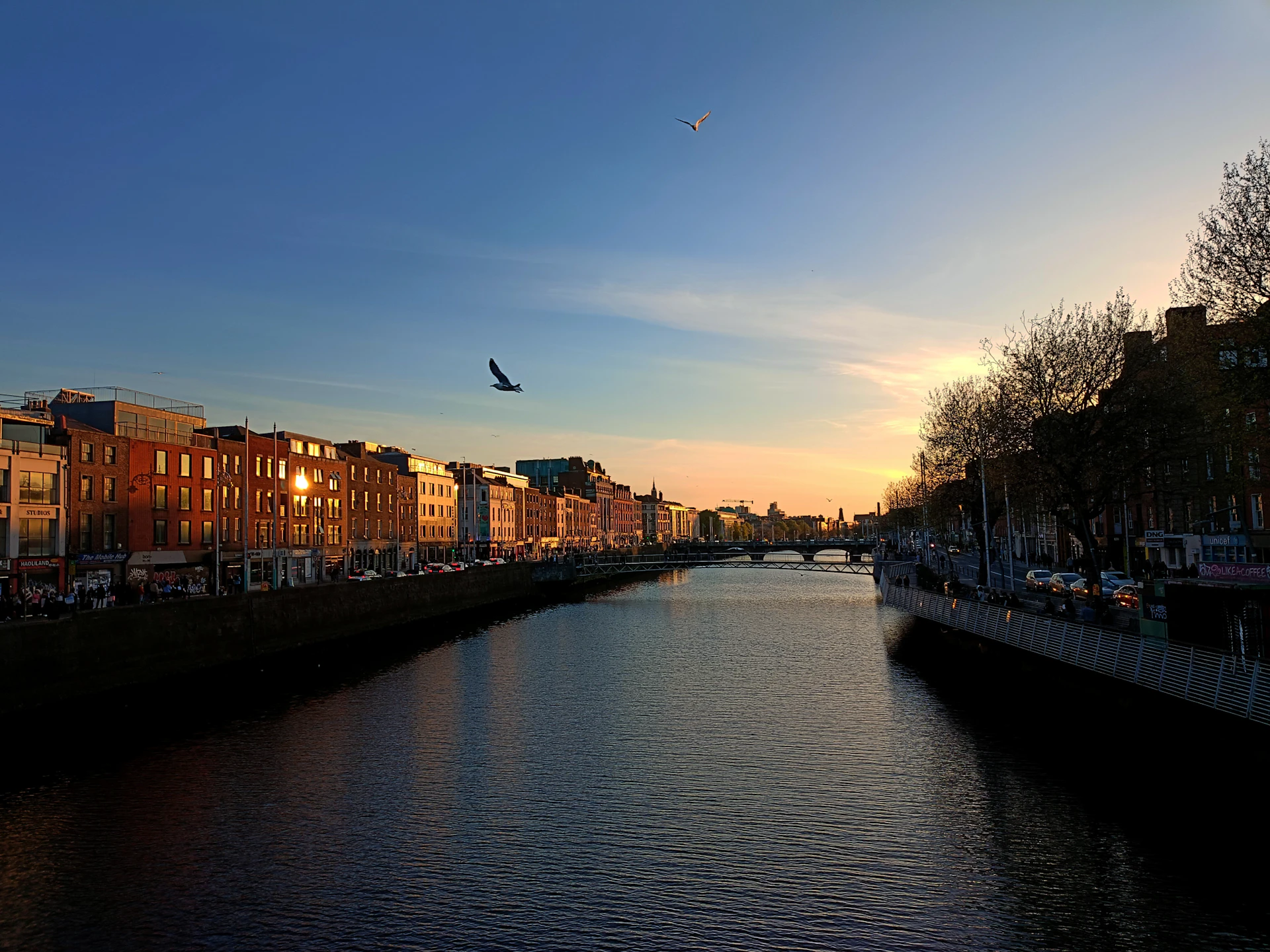 Rzeka Liffey o zmierzchu w centrum Dublina