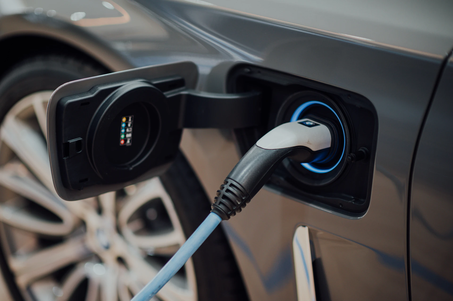 Samochód elektryczny ładujący się w strefie odbioru na lotnisku