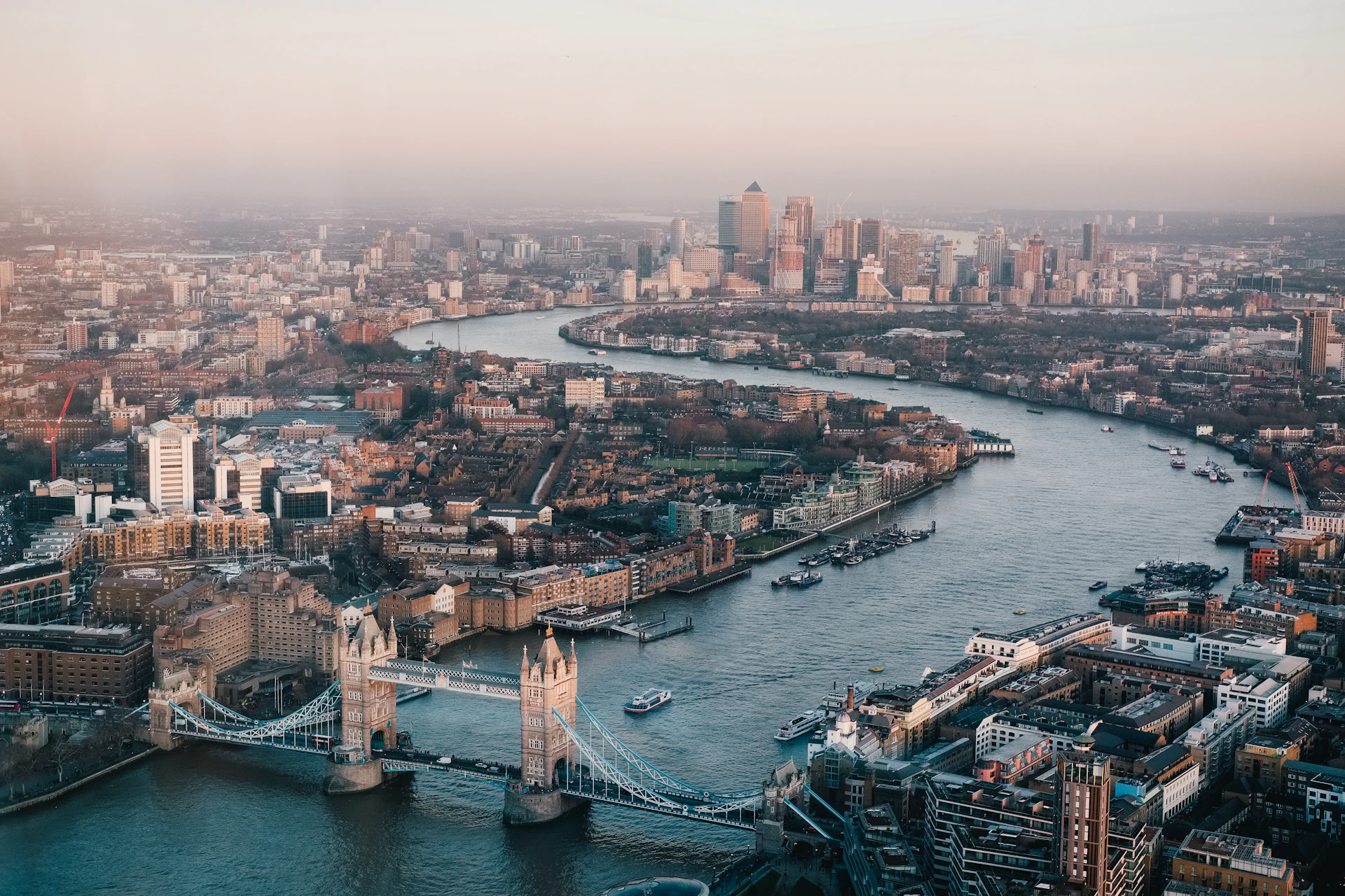Widok panoramy Londynu z Tower Bridge z okna jadącego samochodu