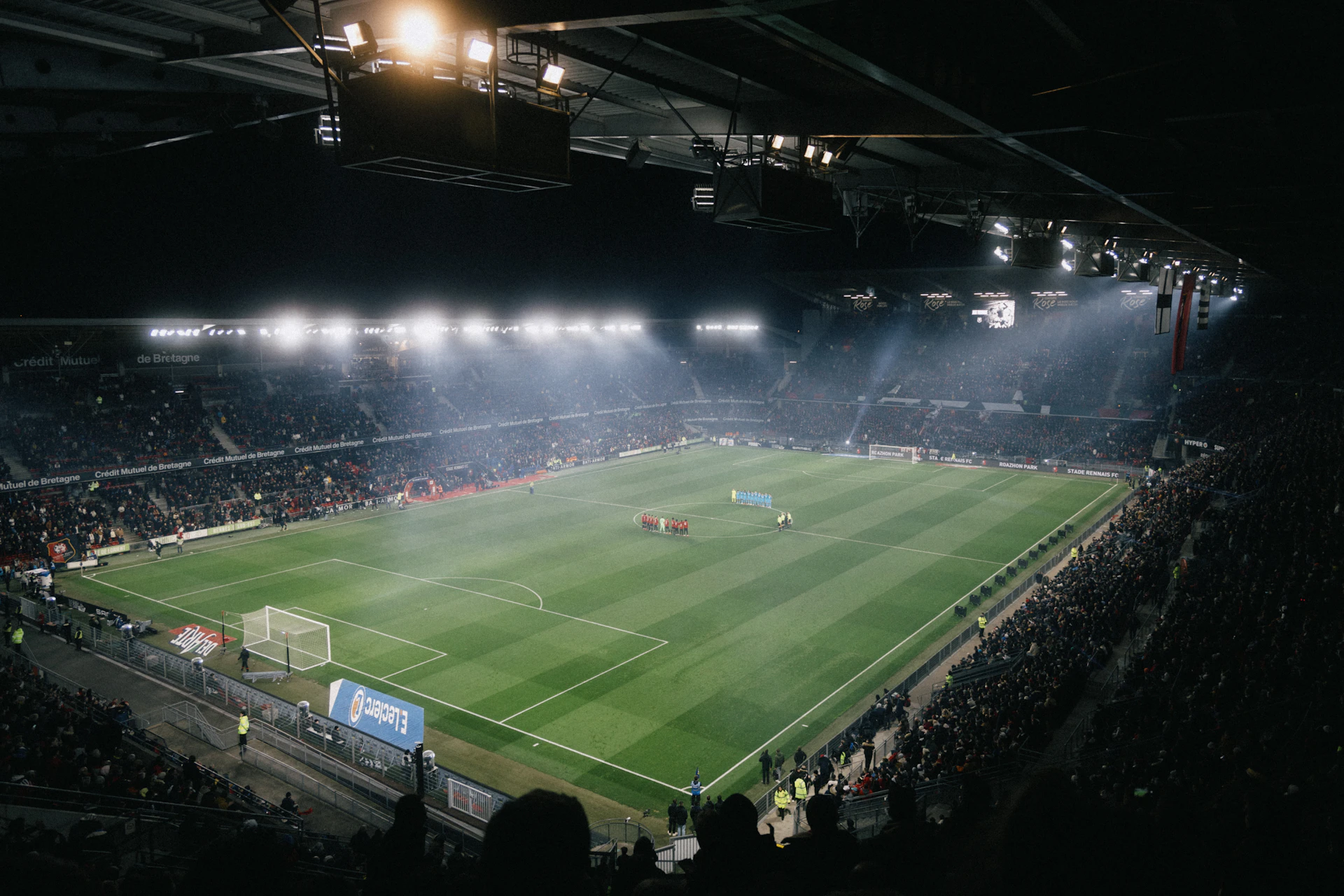 Widok z lotu ptaka na stadion rozświetlony podczas wieczornego meczu